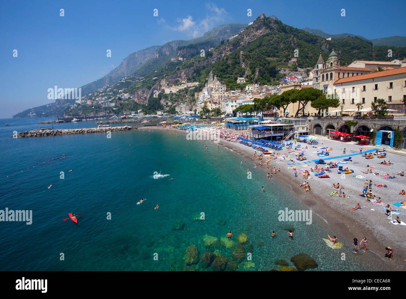 Strand des Dorfes Amalfi, Amalfiküste, UNESCO-Weltkulturerbe, Kampanien, Italien, Mittelmeer, Europa Stockfoto