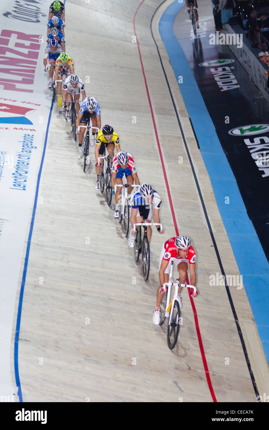 Radfahrer im Wettbewerb auf Sixday-Nights Zürich 2011 im Zürich Hallenstadion mit Müller Andreas in die führende Position 3. Dezember 2011 Stockfoto