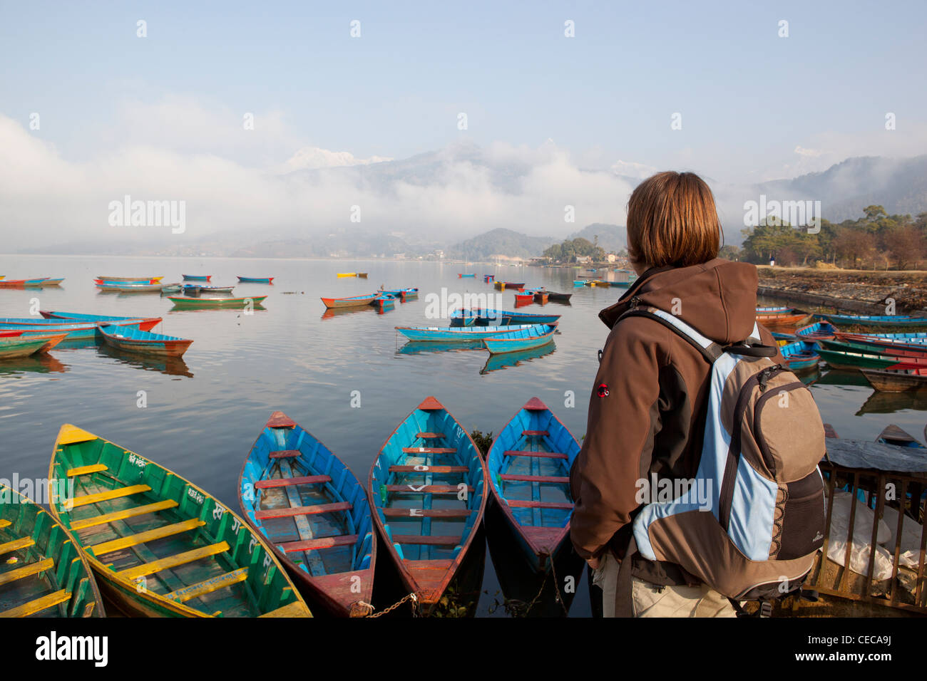 Frau mit Blick auf die bunten Boote am Phewa See Pokhara Nepal Asien Stockfoto