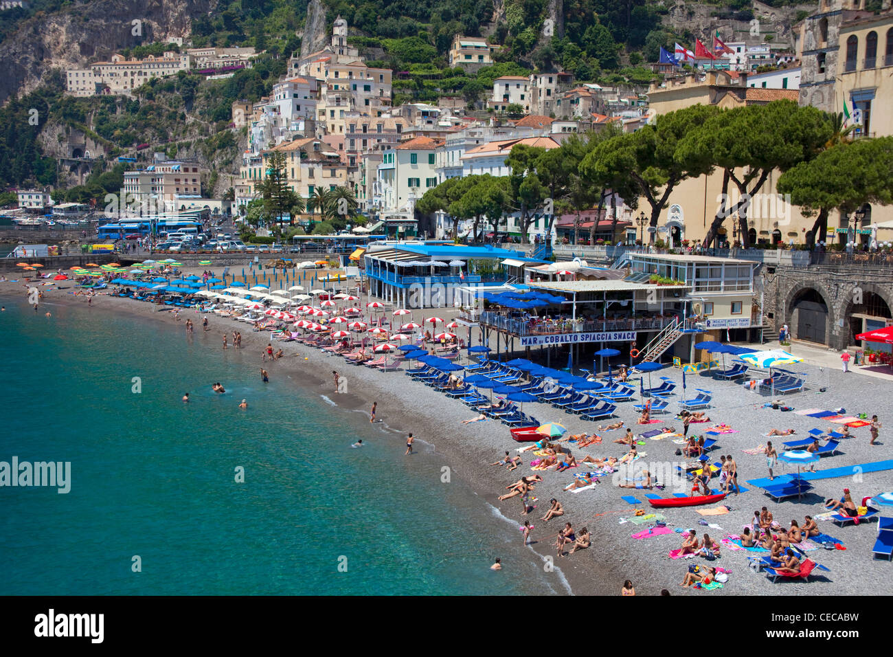 Strand des Dorfes Amalfi, Amalfiküste, UNESCO-Weltkulturerbe, Kampanien, Italien, Mittelmeer, Europa Stockfoto