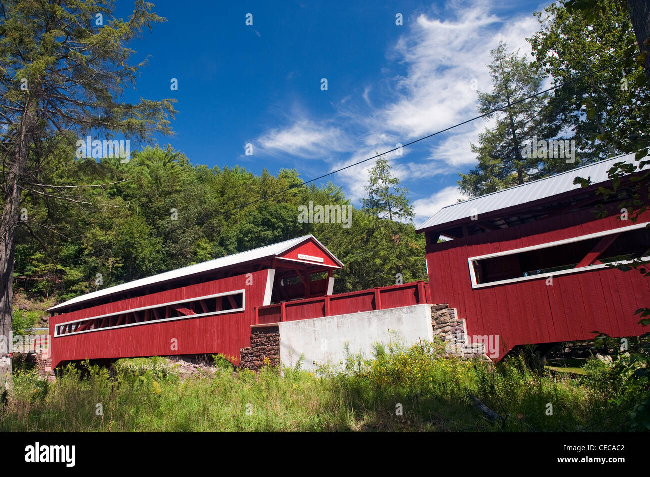 Die Twin Bridges Ost und West Paden, die Huntington-Creek, Columbia County, Pennsylvania erstreckt. Stockfoto