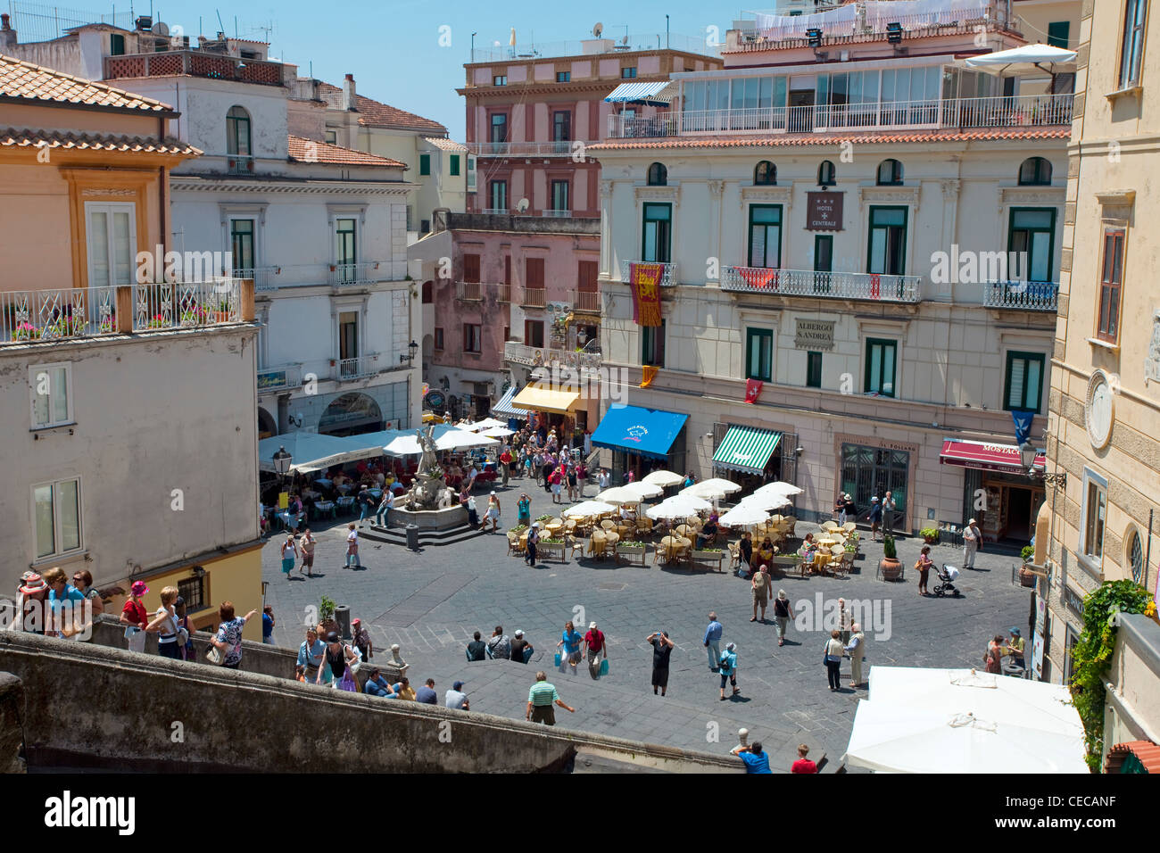 Piazza del Duomo und das Treppenhaus der Dom von Amalfi entfernt, an der Amalfiküste, Amalfi, Weltkulturerbe der UNESCO, Kampanien, Italien, Mittelmeer, Europa Stockfoto