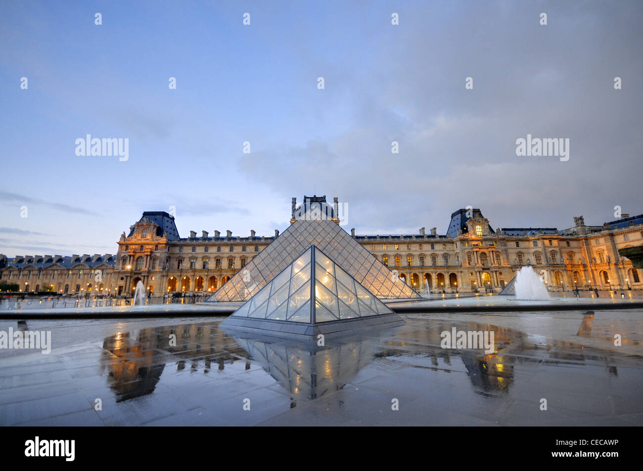 Le Louvre Paris France Twilight Pyramide Mona Lisa Ort Stockfoto