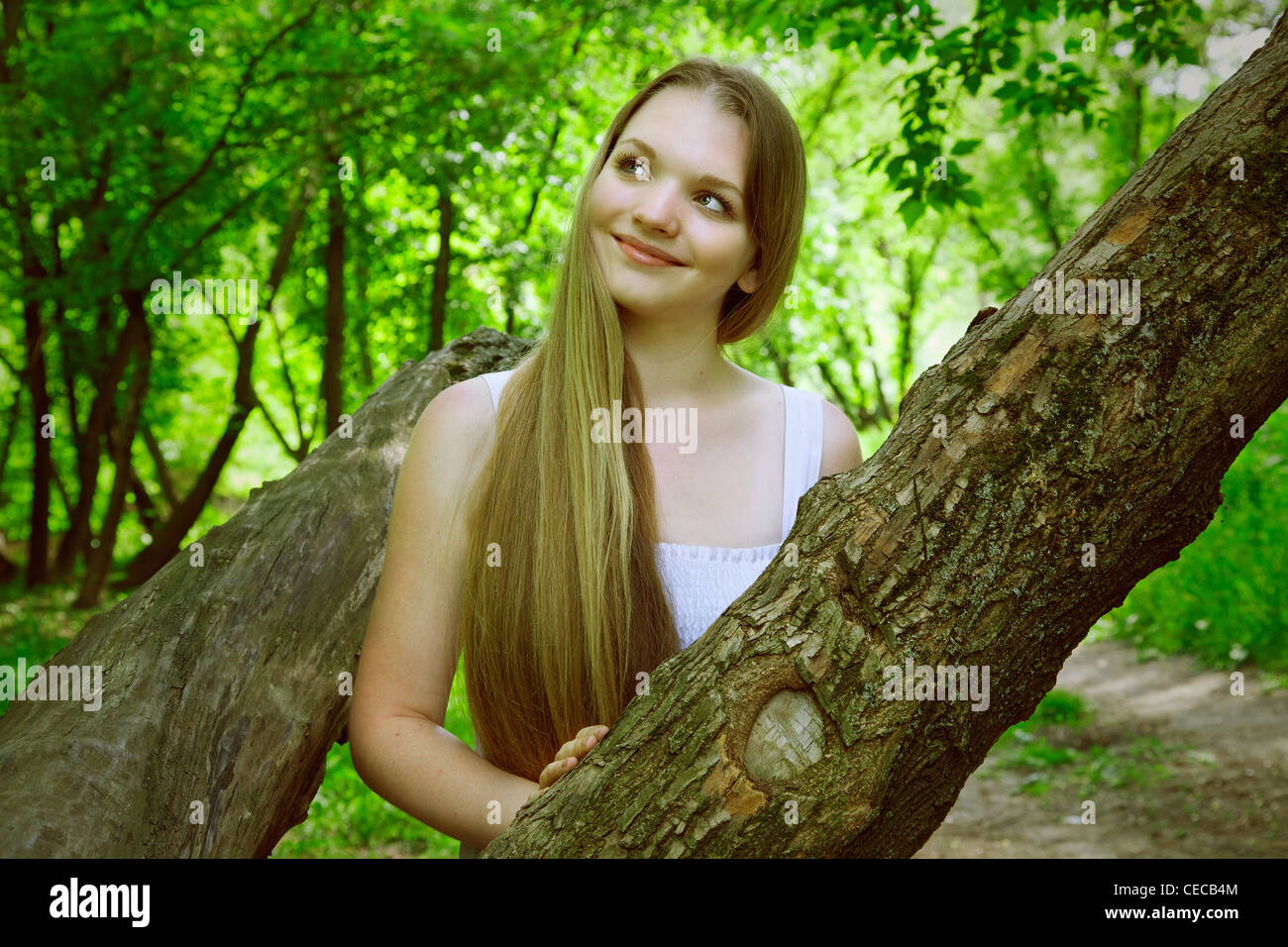 attraktive Mädchen in der Nähe von Baum stehen. im Freien Schuss Stockfoto