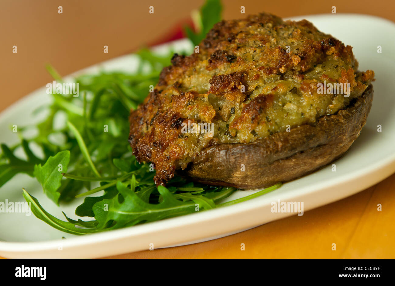 eine Vorspeise mit Pilzen gefüllt mit Stilton mit grünem Salat Stockfoto