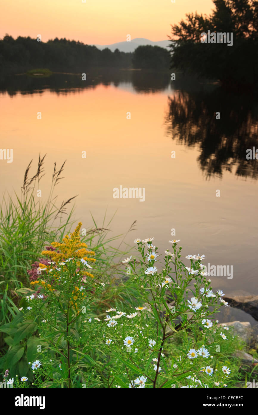 Sonnenuntergang über dem Androscoggin in Bethel, Maine. Stockfoto