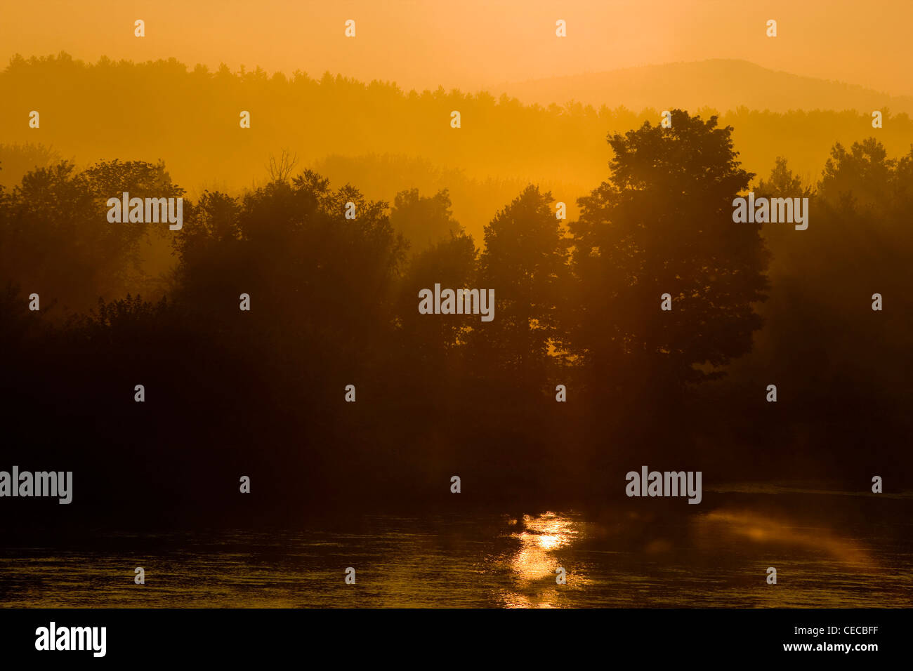 Sonnenaufgang über dem Androscoggin in Bethel, Maine. Stockfoto