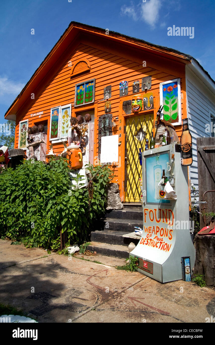 Ein Haus mit bizarre Fundstücke dekoriert ist nur ein Teil des Detroits Heidelberg Projekt, einem Viertel von Volkskunst Stockfoto