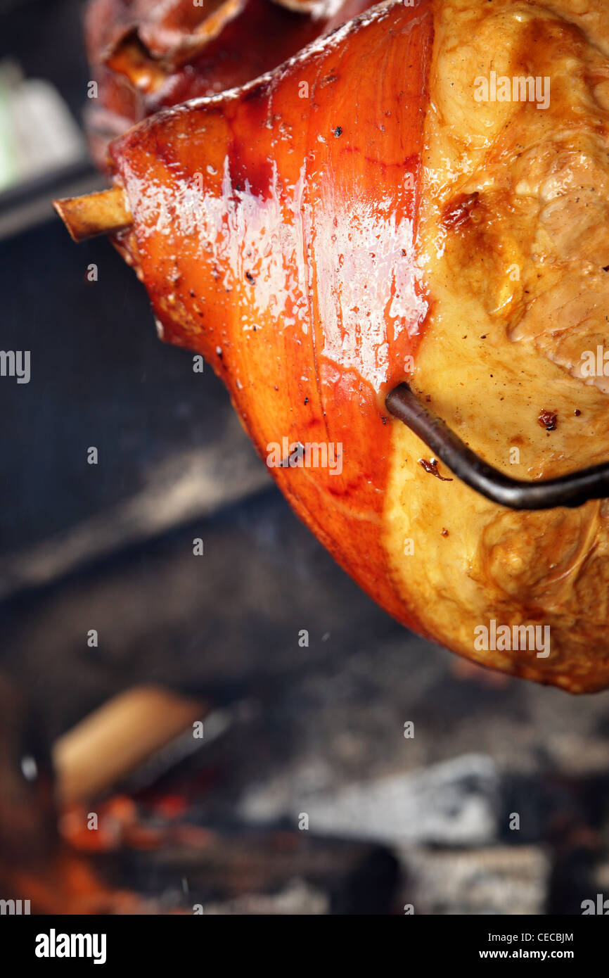 Bein gegrilltes Schwein am Spieß hautnah Stockfoto