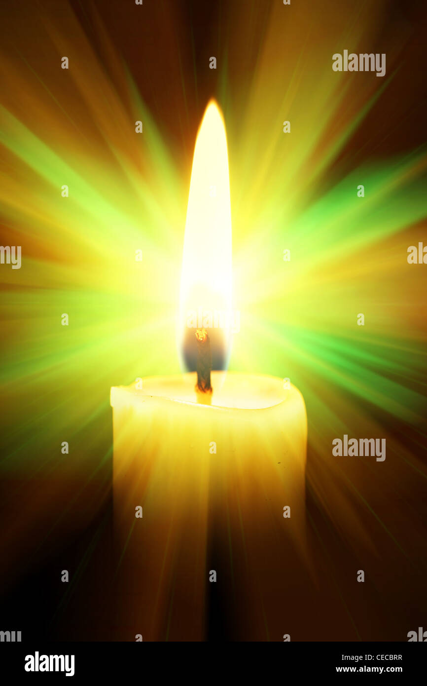 Einzelnen brennenden Kerze auf einem schwarzen Hintergrund Stockfoto