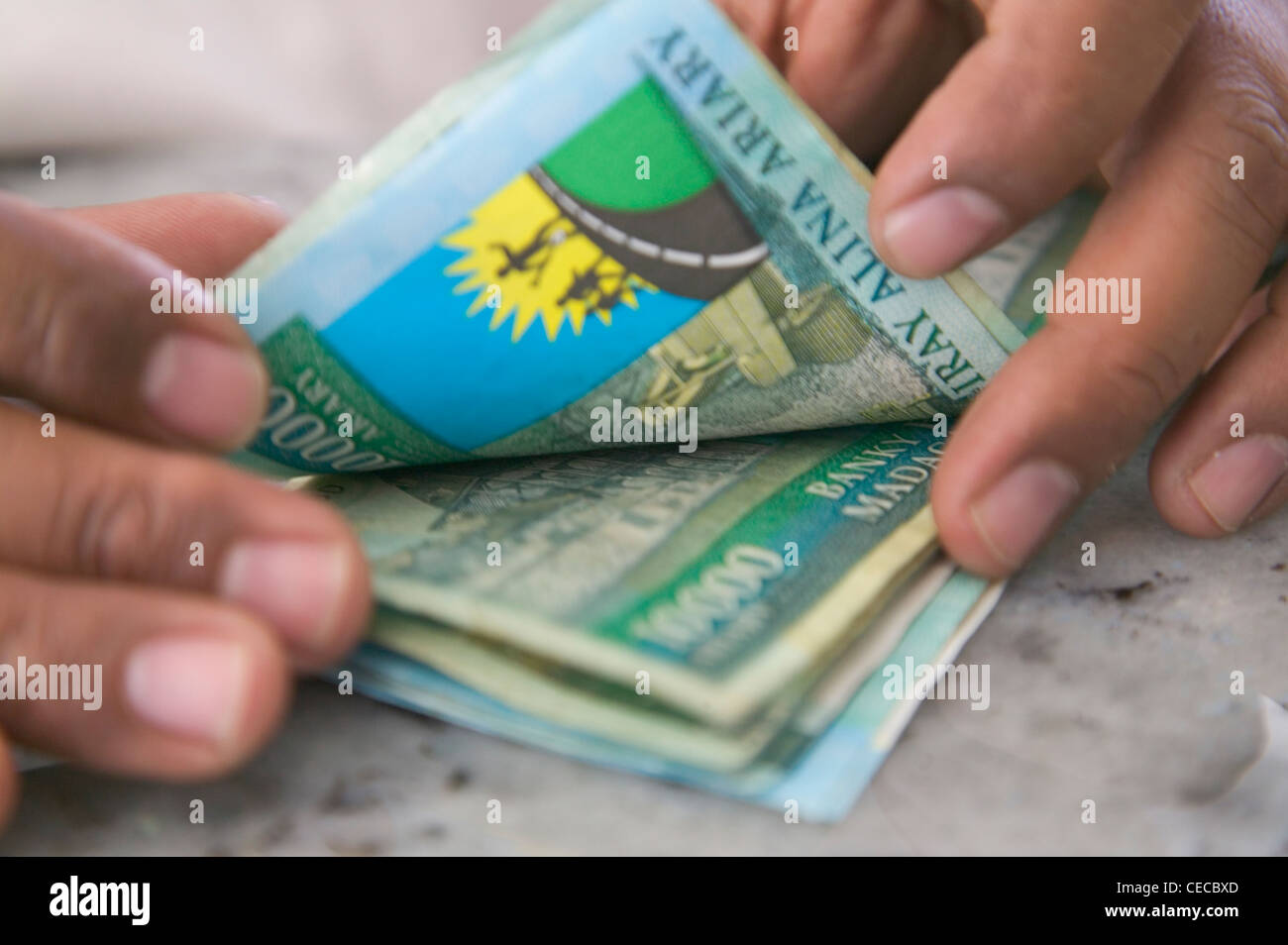 Hand zählen Geld, Madagaskar Stockfoto