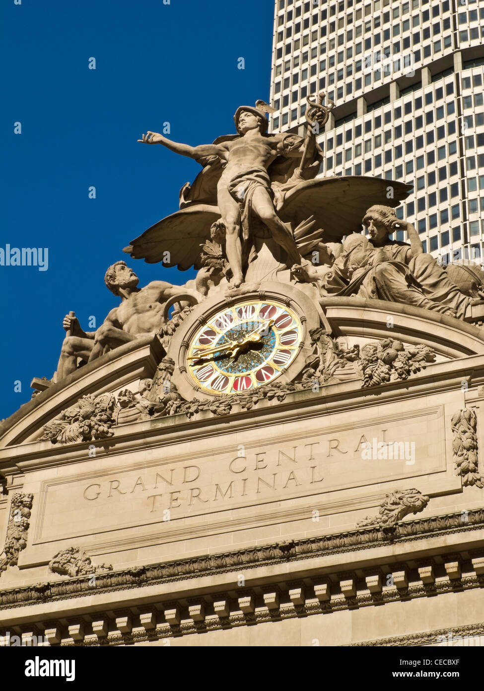 An der Fassade des Grand Central Terminals befinden sich eine Transportskulptur und eine Tiffany-Glasuhr, New York City, USA Stockfoto