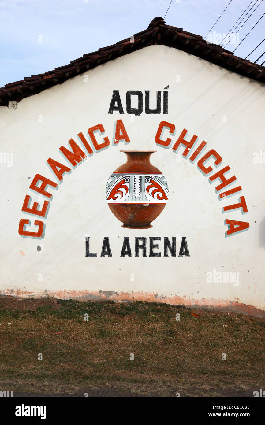 Gemälde auf der Seite des Keramikgeschäfts, La Arena, in der Nähe von Chitre, Azuero Halbinsel, Panama Stockfoto