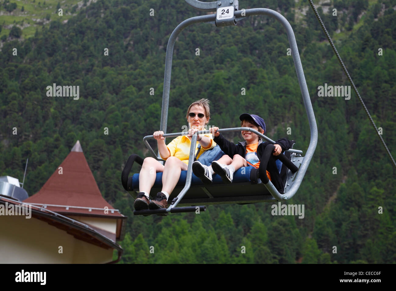 Mutter und Sohn im Sessellift zum Sommer Bergwandern von Bergdorf Vent, Ötztal, Österreich Stockfoto