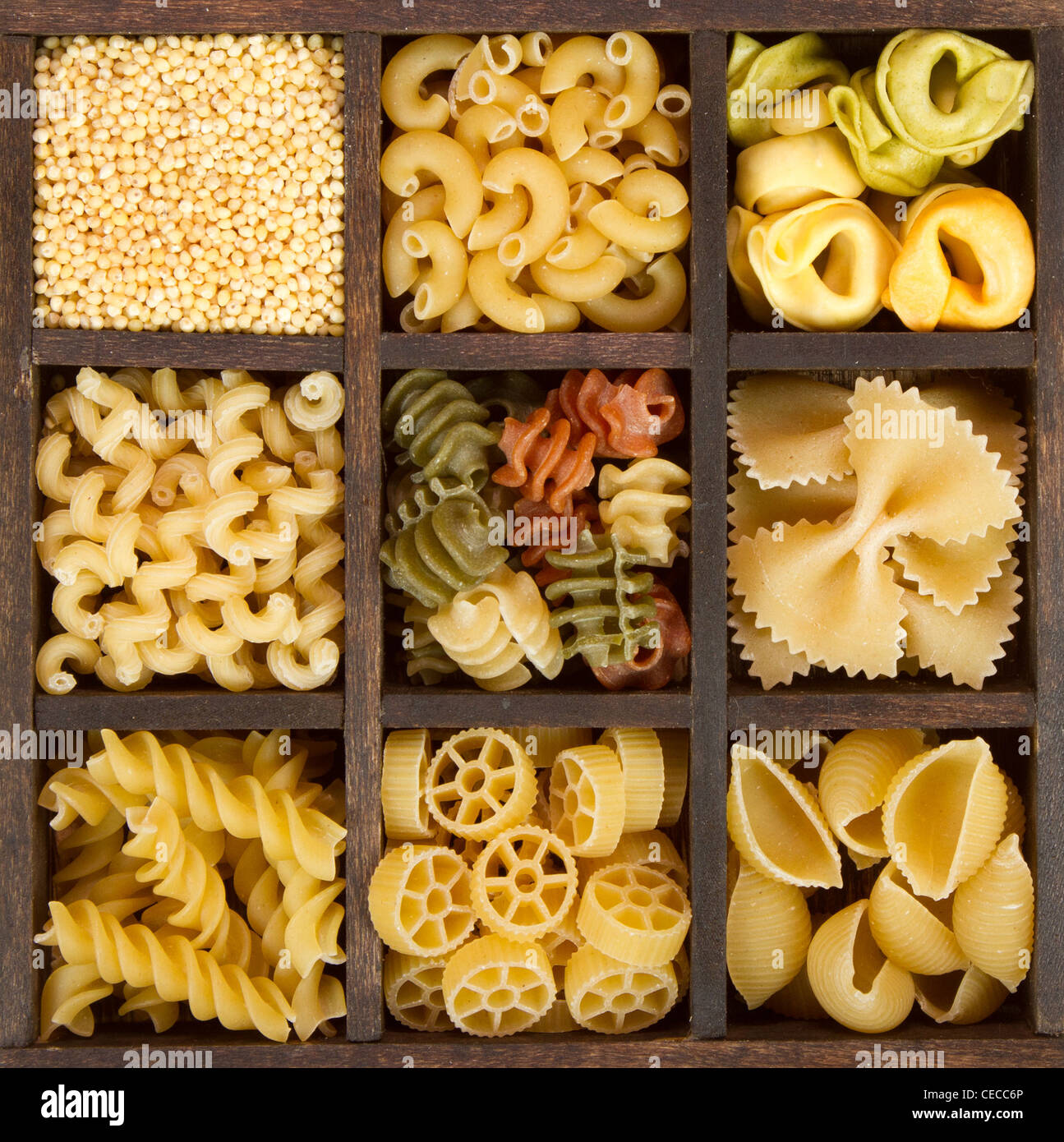eine Auswahl an italienischer Pasta, neun verschiedene Sorten getrennt in einer dekorativen box Stockfoto