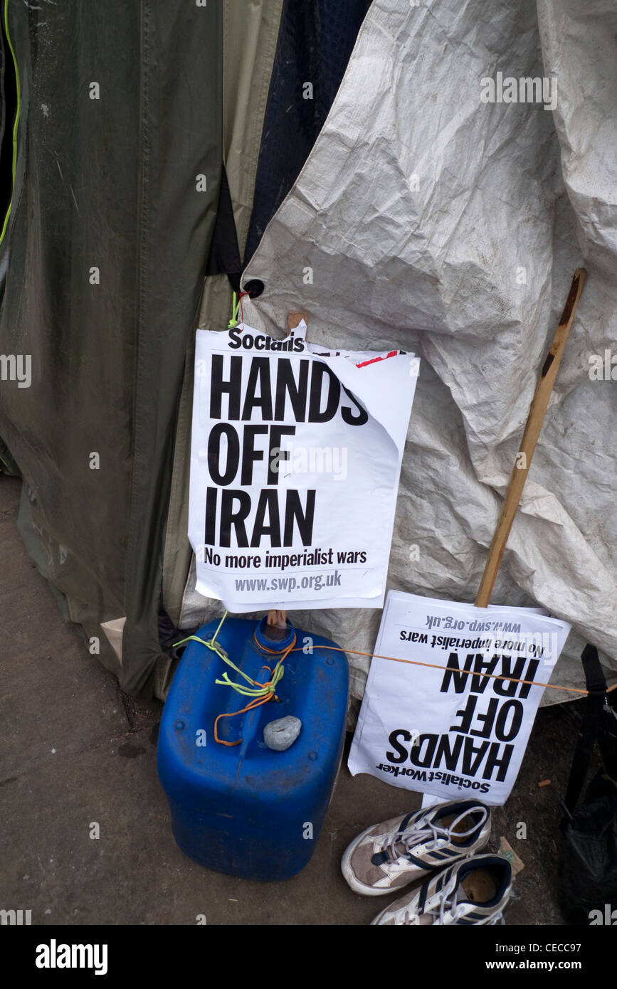 "Hands Off Iran" zu unterzeichnen, in einem Zelt auf dem besetzen London St. Pauls Website UK 2012 KATHY DEWITT Stockfoto