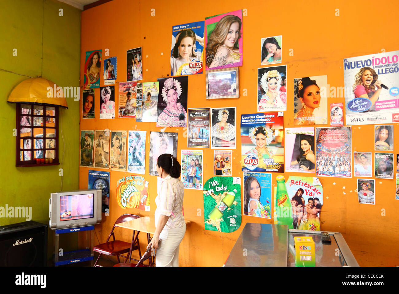 Plakate der Karnevalsköniginnen an Wand des Café, Las Tablas Azuero Peninsula, Panama Stockfoto