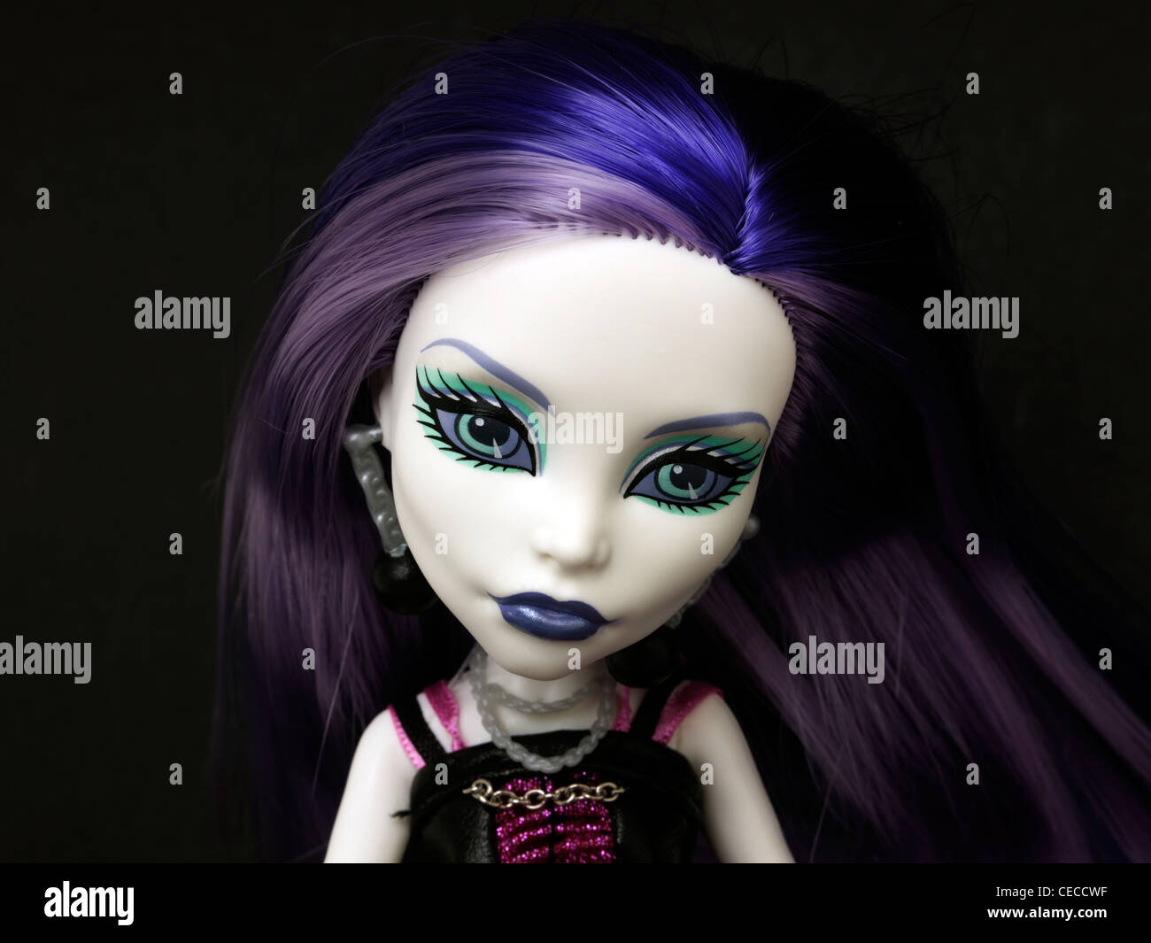 Monster High Puppe Spectra Vondergeist Tochter eines Geistes mit lila Haare und weiße Haut Stockfoto