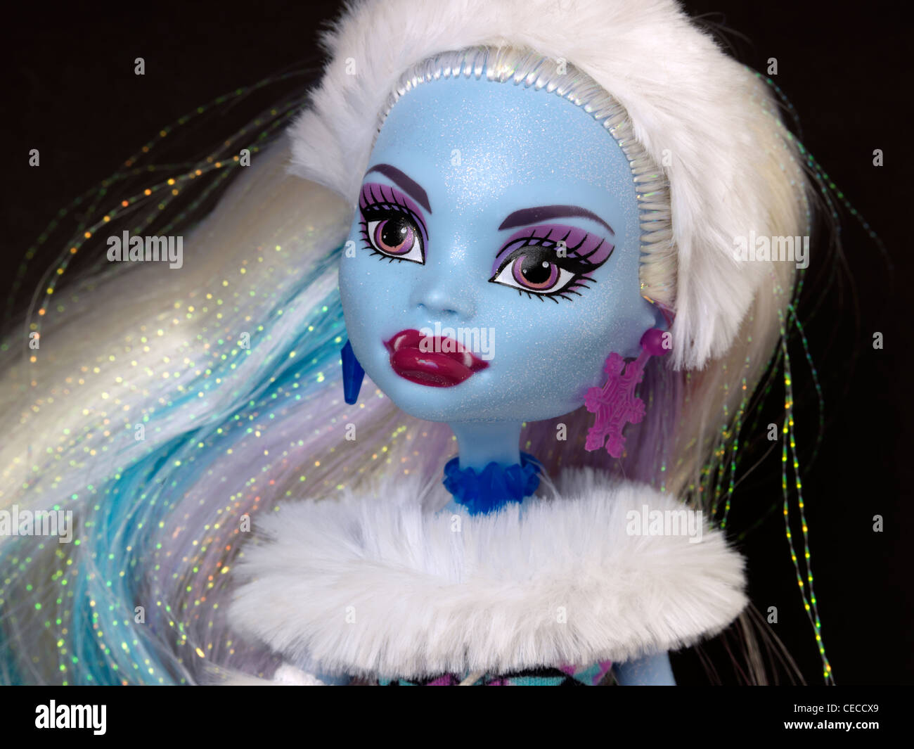 Monster High Puppe Abbey Bominable Tochter des Yeti mit blauer Haut und Fell tragen Stockfoto