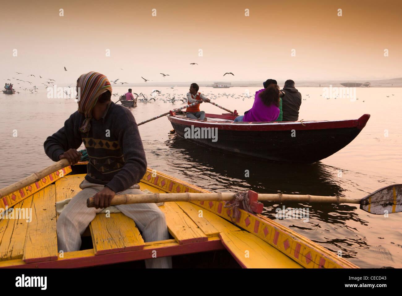 Indien, Uttar Pradesh, Varanasi, am frühen Morgen, Touristen genießen Dämmerung Bootstour auf den ghats Stockfoto
