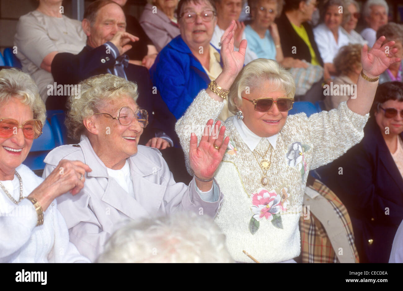 Ältere Menschen genießen ein Sommerfest für die Rentner von der Tribüne in Millwall FC, Southwark, London, UK. Stockfoto