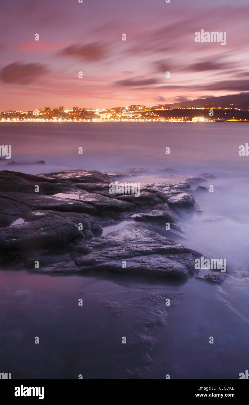 Lichter am Strand Las Canteras in Las Palmas aus El Confital Bucht. Las Palmas, Gran Canaria, Kanarische Inseln, Spanien Stockfoto