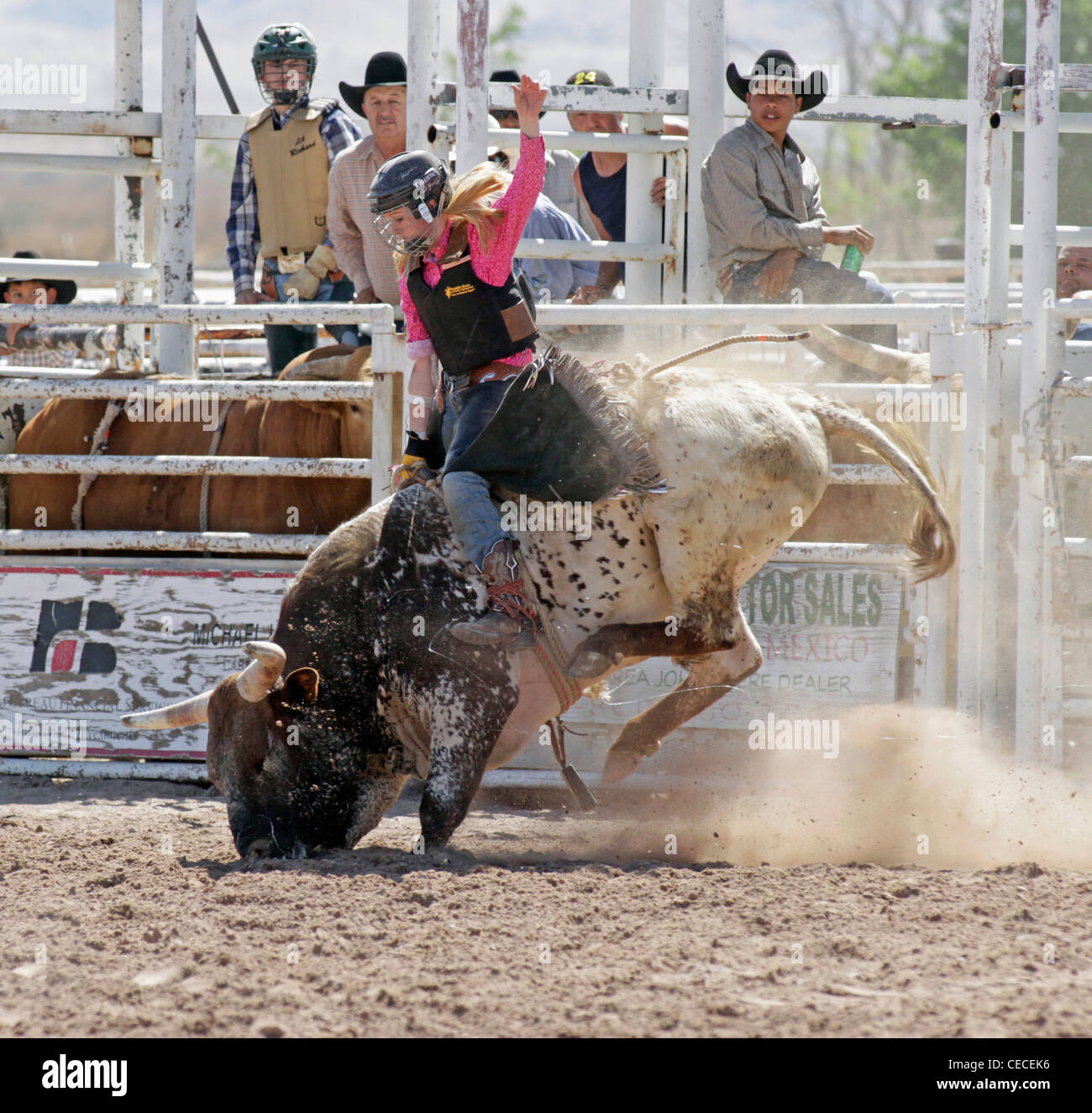 Socorro, New Mexico, USA. Frau, die Teilnahme an dem Bullenreiten Wettbewerb während der jährlichen Rodeo. Stockfoto