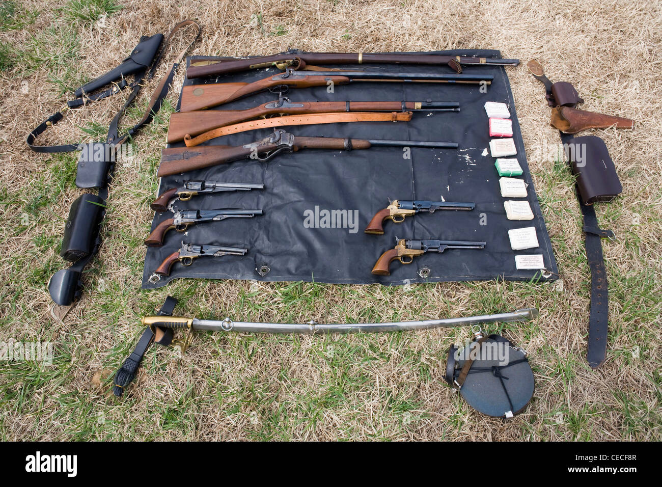 Anzeige der Waffen durch die Reenactors der 7. Tennessee Kavallerie, Firma C während einer Versammlung bei Parkers Crossroads, Tennessee. Stockfoto