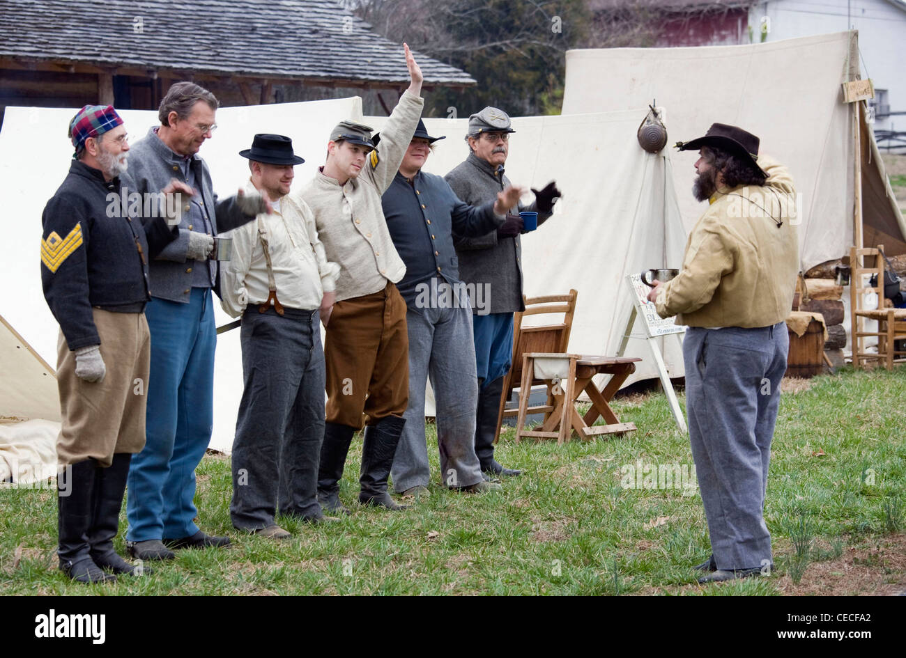 Reenactors der 7. Tennessee Kavallerie, Firma C während einer Versammlung bei Parkers Crossroads, Tennessee. Stockfoto