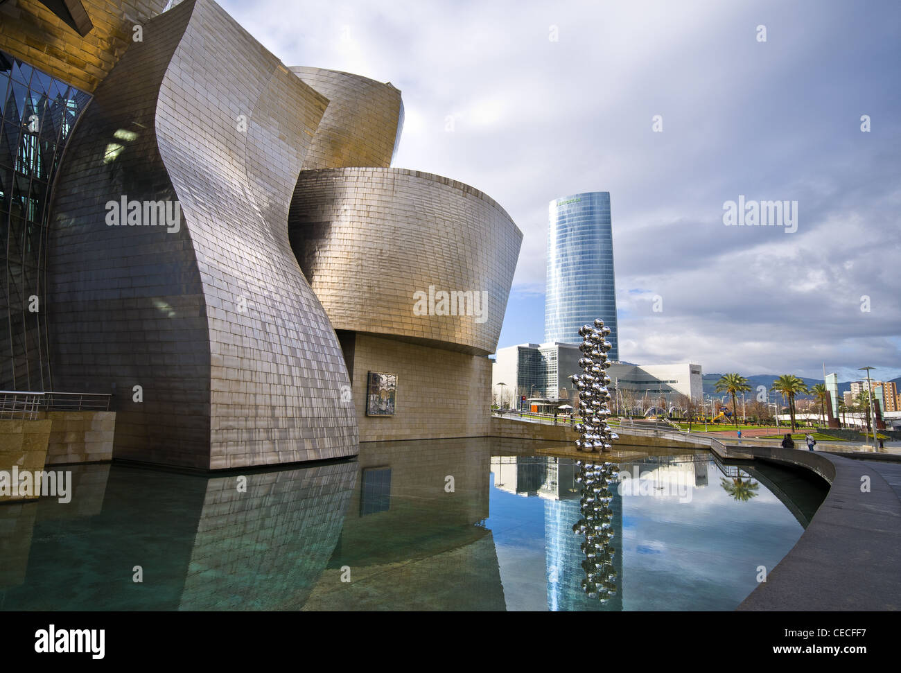 Das Guggenheim-Museum und der Iberdrola Tower in Bilbao entworfen von dem Architekten Gehry Stockfoto