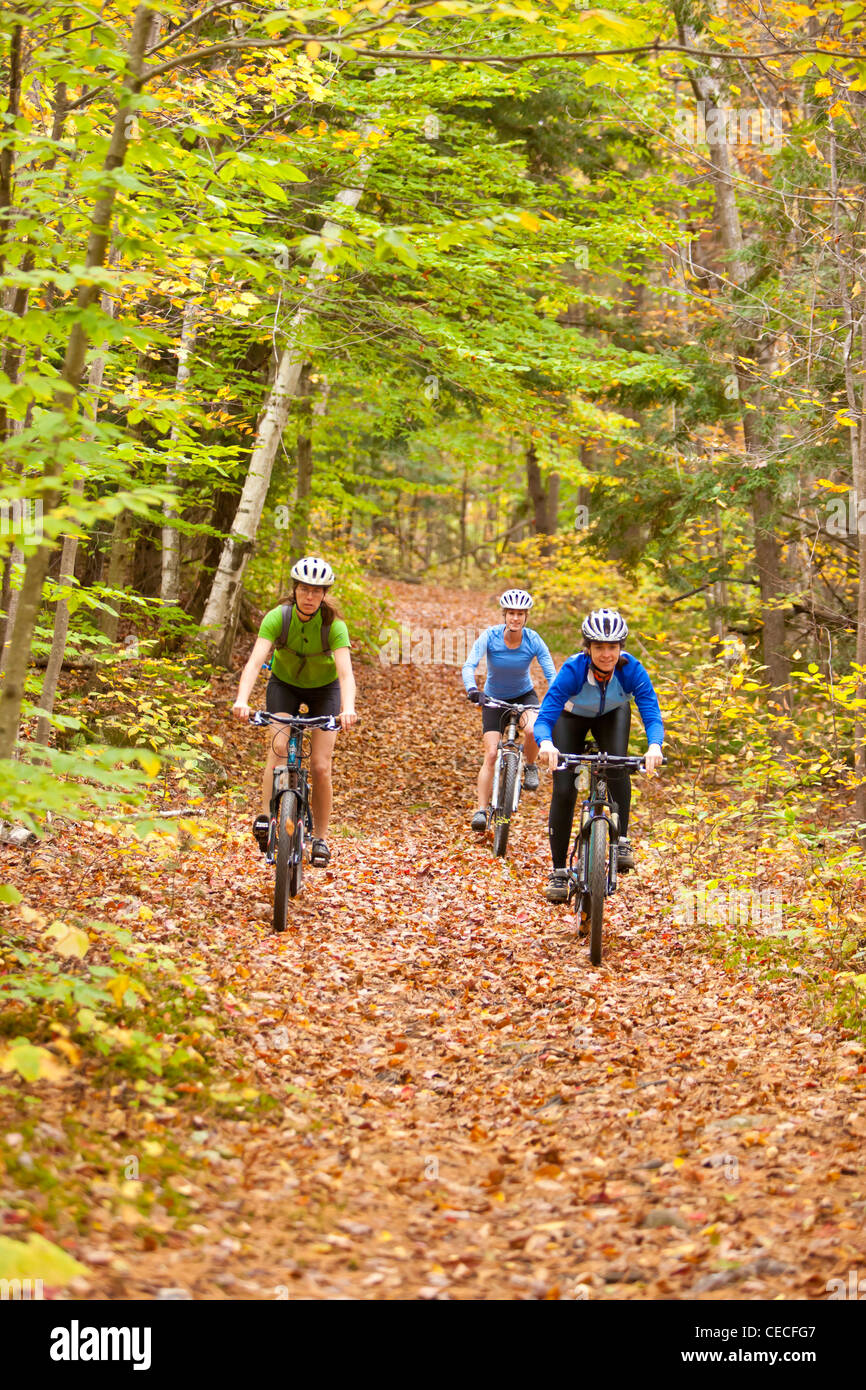 Frauen Mountainbiken auf einem Pfad auf dem Mühlstein Hill in Barre, Vermont.  Verlassene Granitsteinbruch. Stockfoto