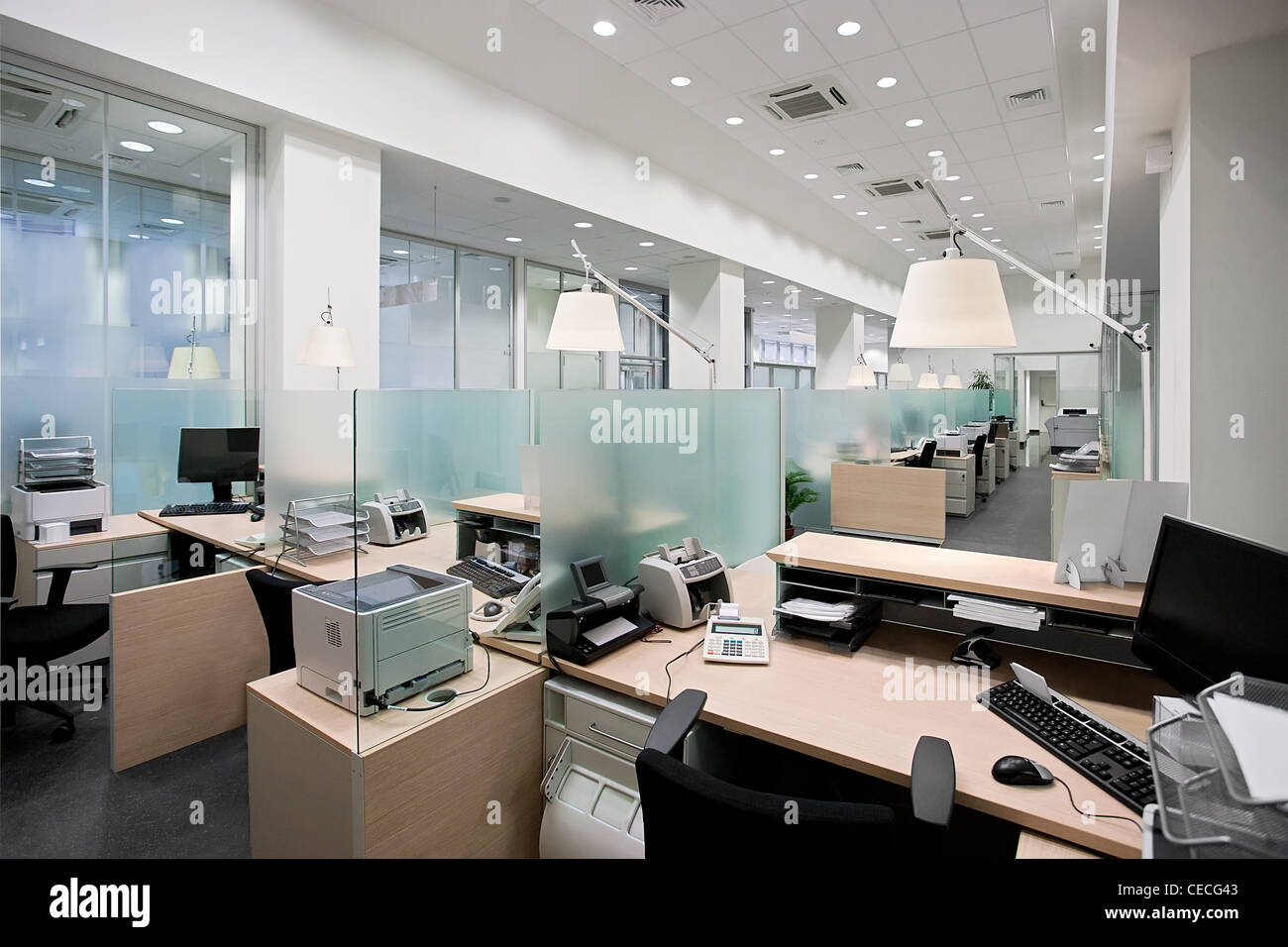 Leere Bank Büro mit Schreibtischen in Roh Stockfoto