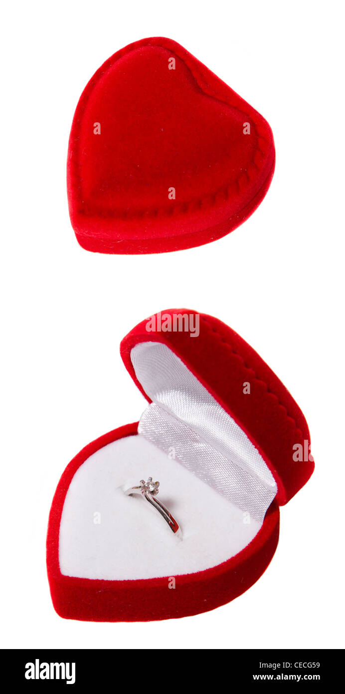 Engadement Ring im roten Feld isoliert auf weißem Hintergrund Stockfoto