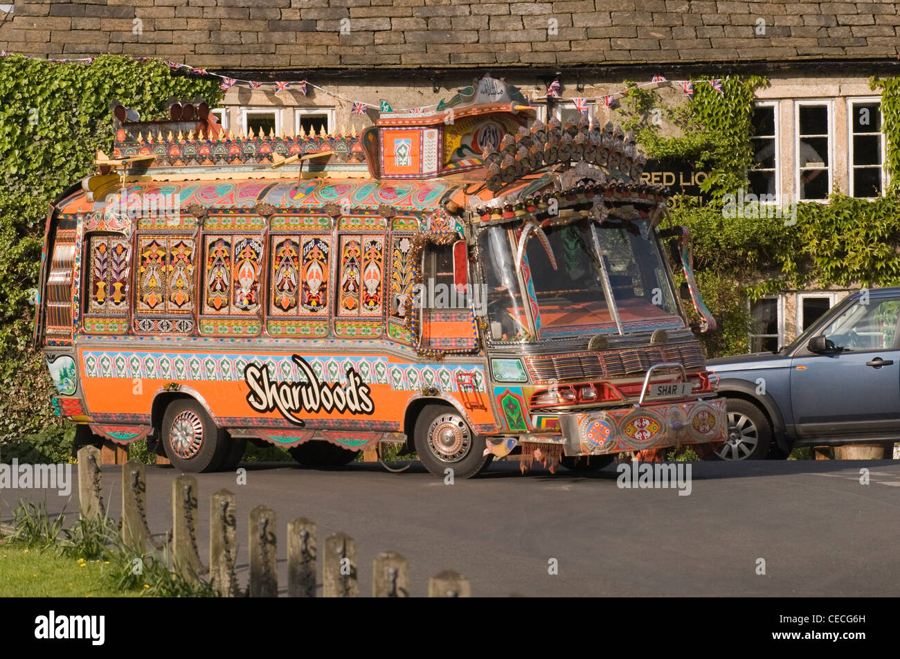 Bunt verziert im indischen Stil-Bus von Red Lion Pub in Yorkshire Dales geparkt (auf Lage, Dreharbeiten Sharwood's Anzeige Kampagne) - Burnsall, England, UK. Stockfoto