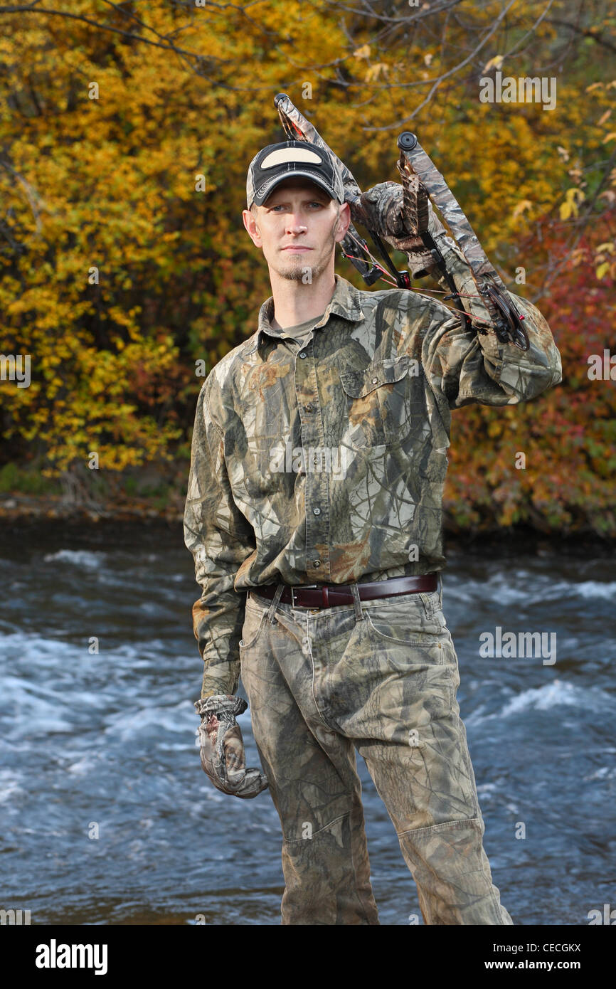 schönen Bogen Hunter von einem Herbst-stream Stockfoto