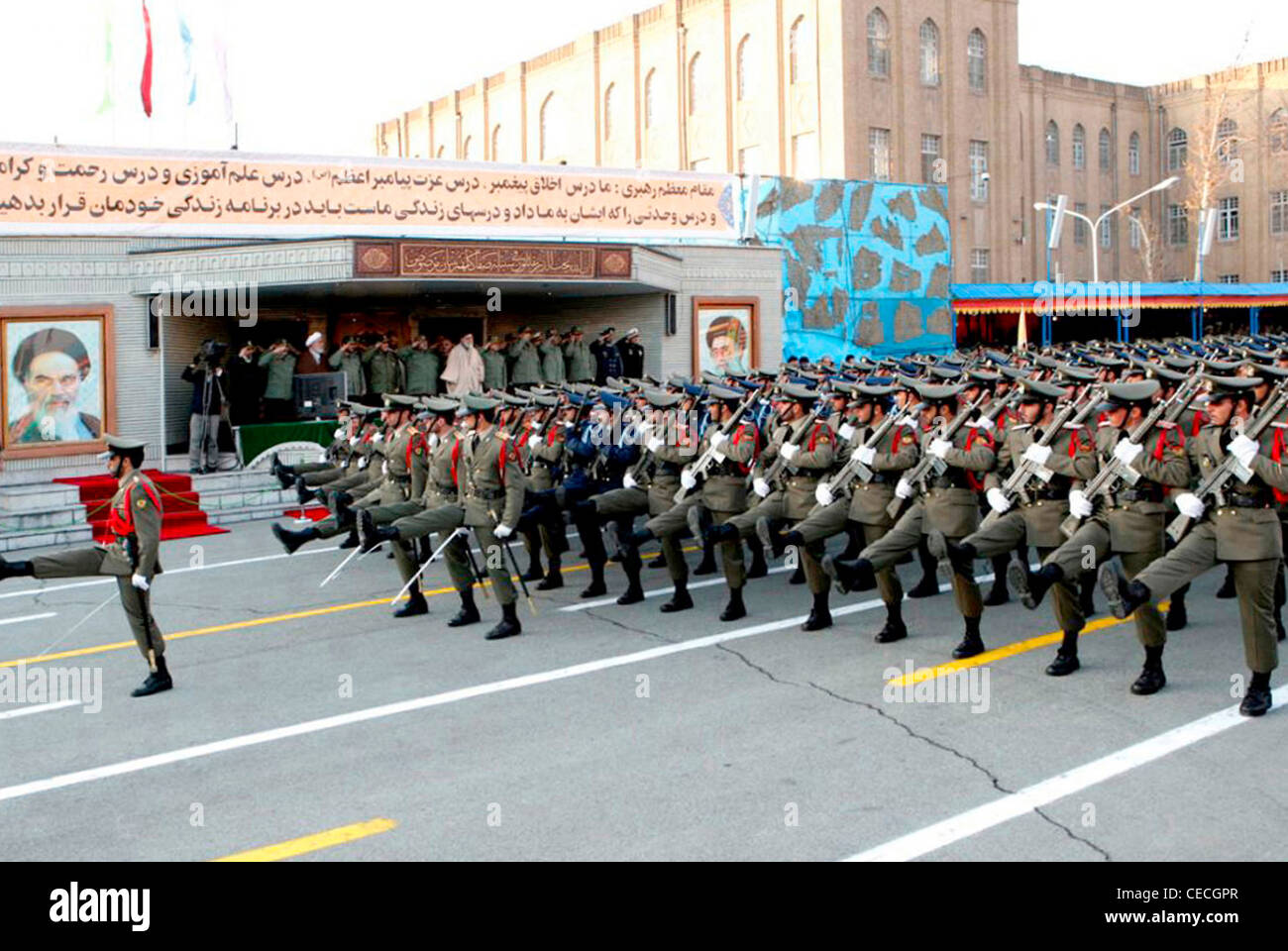 Geistiger Führer der islamischen Republik Iran und Befehlshaber der Armee Ayatollah Khamenei bei einer Parade der iranischen Armee. Stockfoto