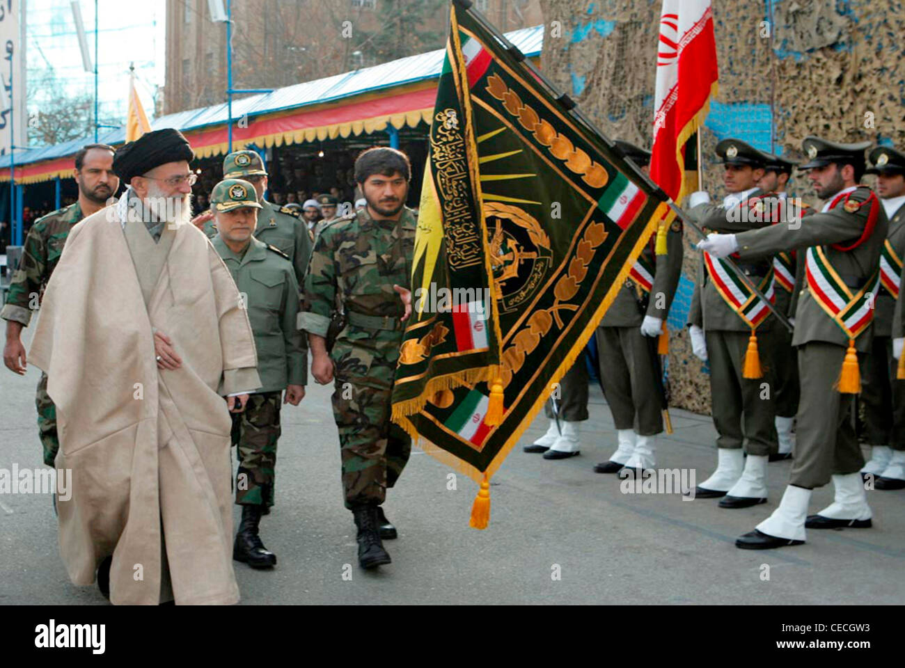 Geistiger Führer der islamischen Republik Iran und Befehlshaber der Armee Ayatollah Khamenei bei einer Parade der iranischen Armee. Stockfoto