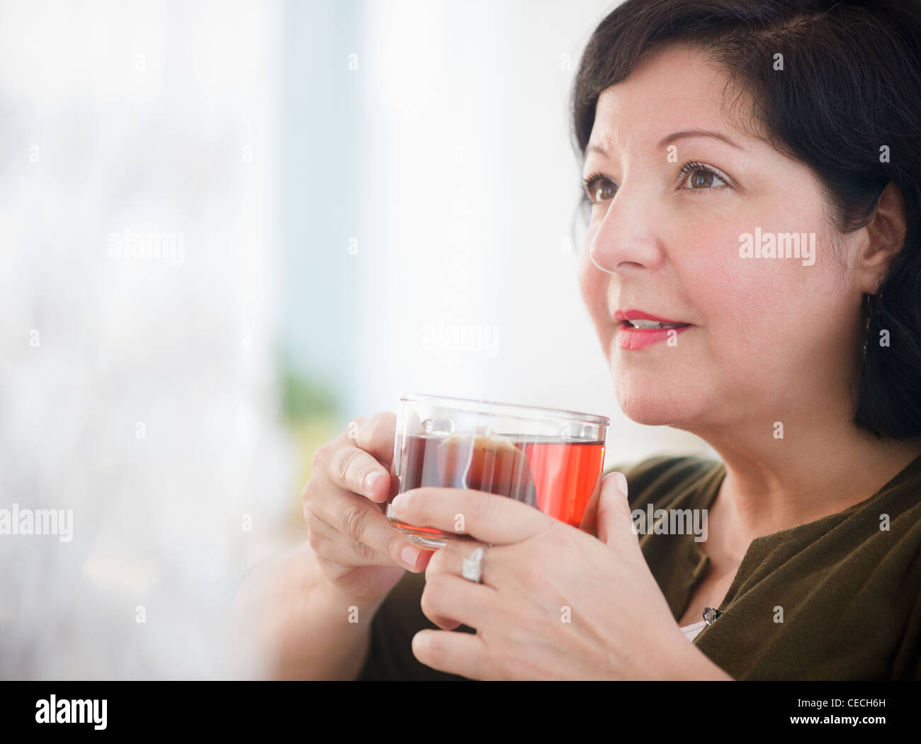 Hispanic Frau trinkt Tee Stockfoto