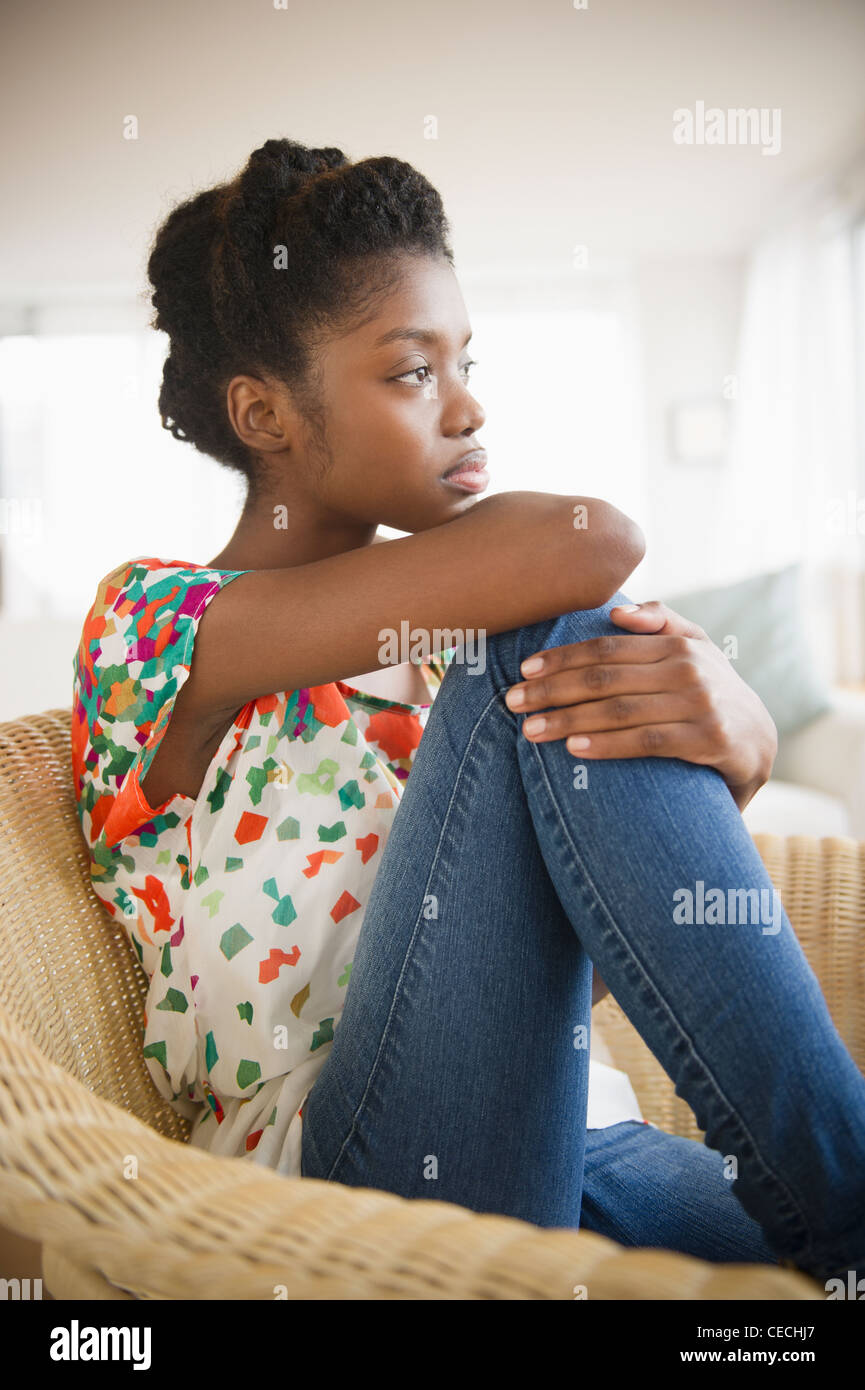 Schwere schwarze Frau im Sessel sitzen Stockfoto