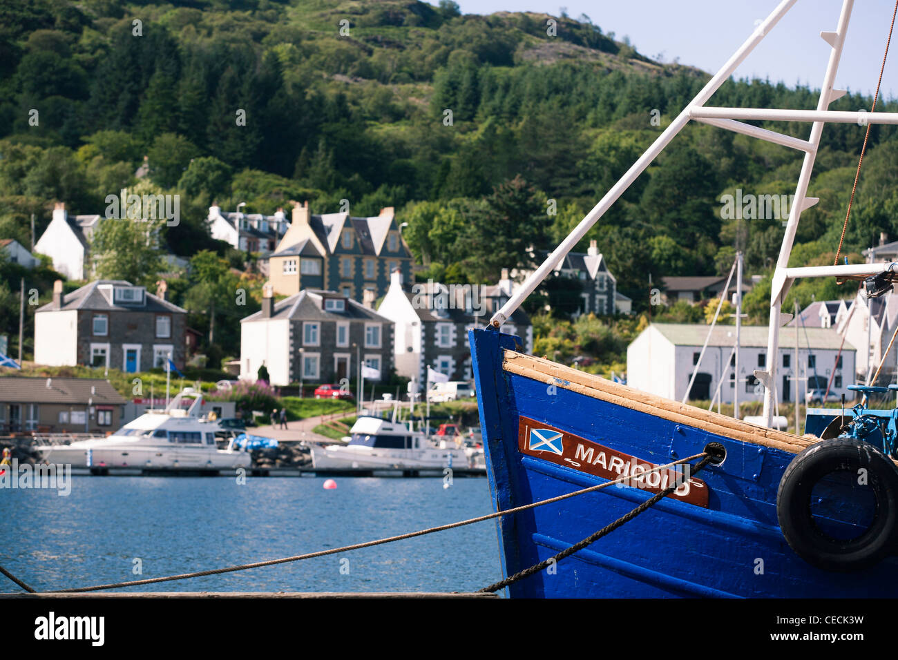 Der Bogen von einem Fischerboot auf dem Kai in Tarbert, einen Hafen auf Kintyre auf der Westküste Schottlands. Stockfoto