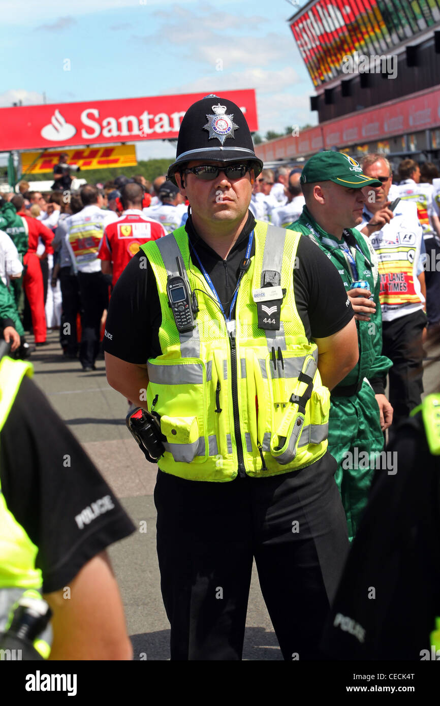 Britische Polizei bewachen den Eingang zum Parc Ferme in der Formel Eins British Grand Prix Stockfoto