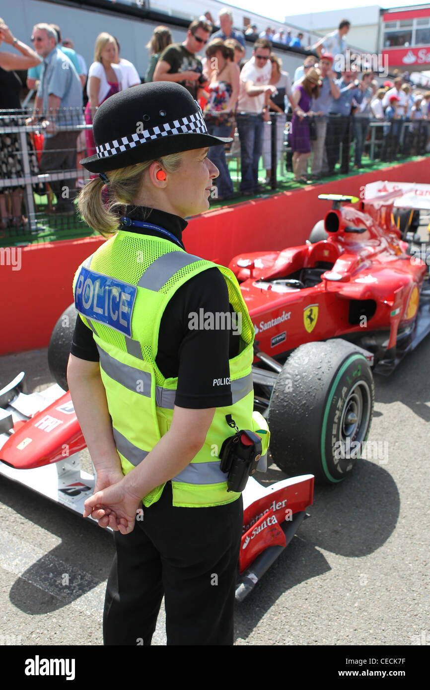 Polizistin bewacht den Eingang in die Boxengasse in Silverstone in der britischen Formel-1-Grand-Prix Stockfoto
