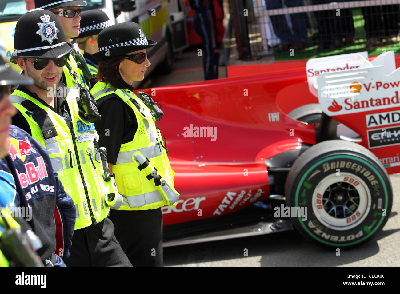 Polizei bewacht den Eingang in die Boxengasse in Silverstone in der britischen Formel-1-Grand-Prix Stockfoto