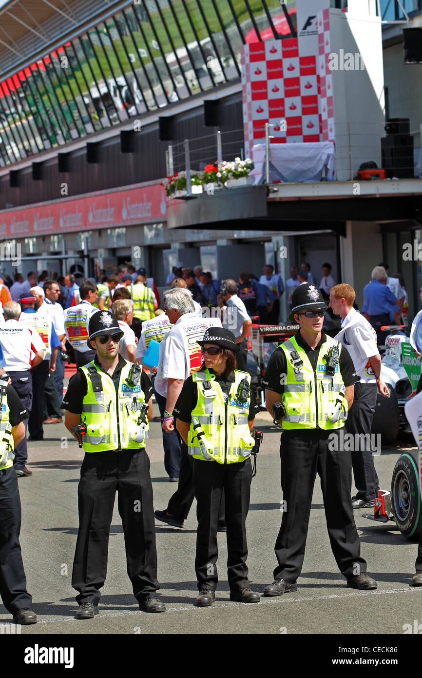 Polizei bewacht den Eingang in die Boxengasse in Silverstone in der britischen Formel-1-Grand-Prix Stockfoto