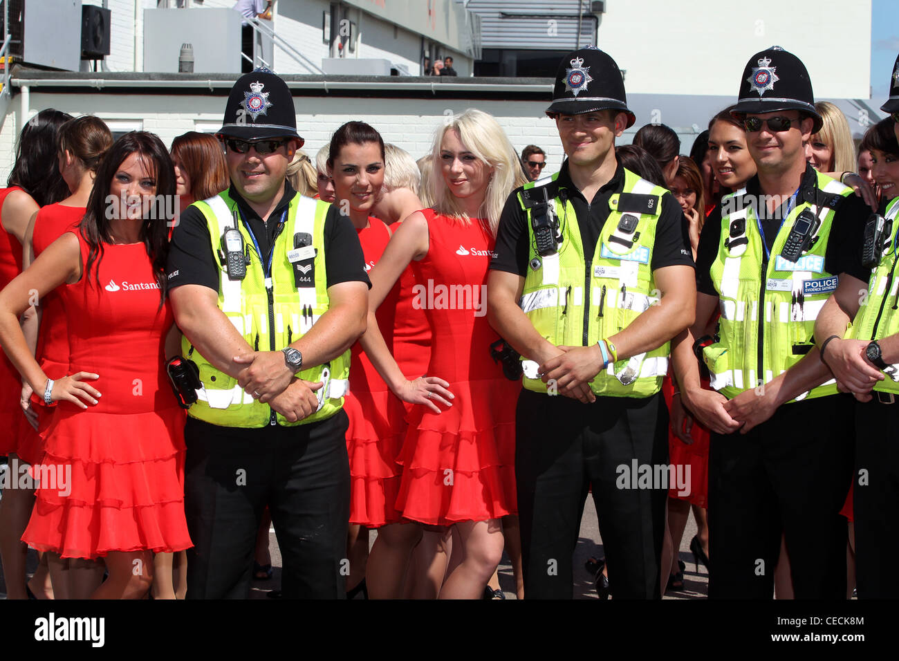 Britischer Polizist stand neben Santander-Modelle in der britischen Formel-1-Grand-Prix Stockfoto