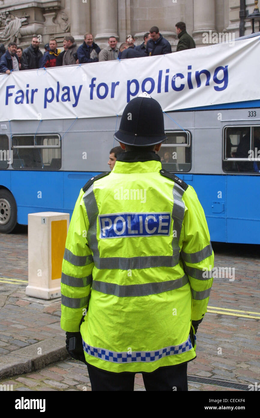 Wachtmeister beobachten Polizei Pay Protest im Zentrum von London Stockfoto