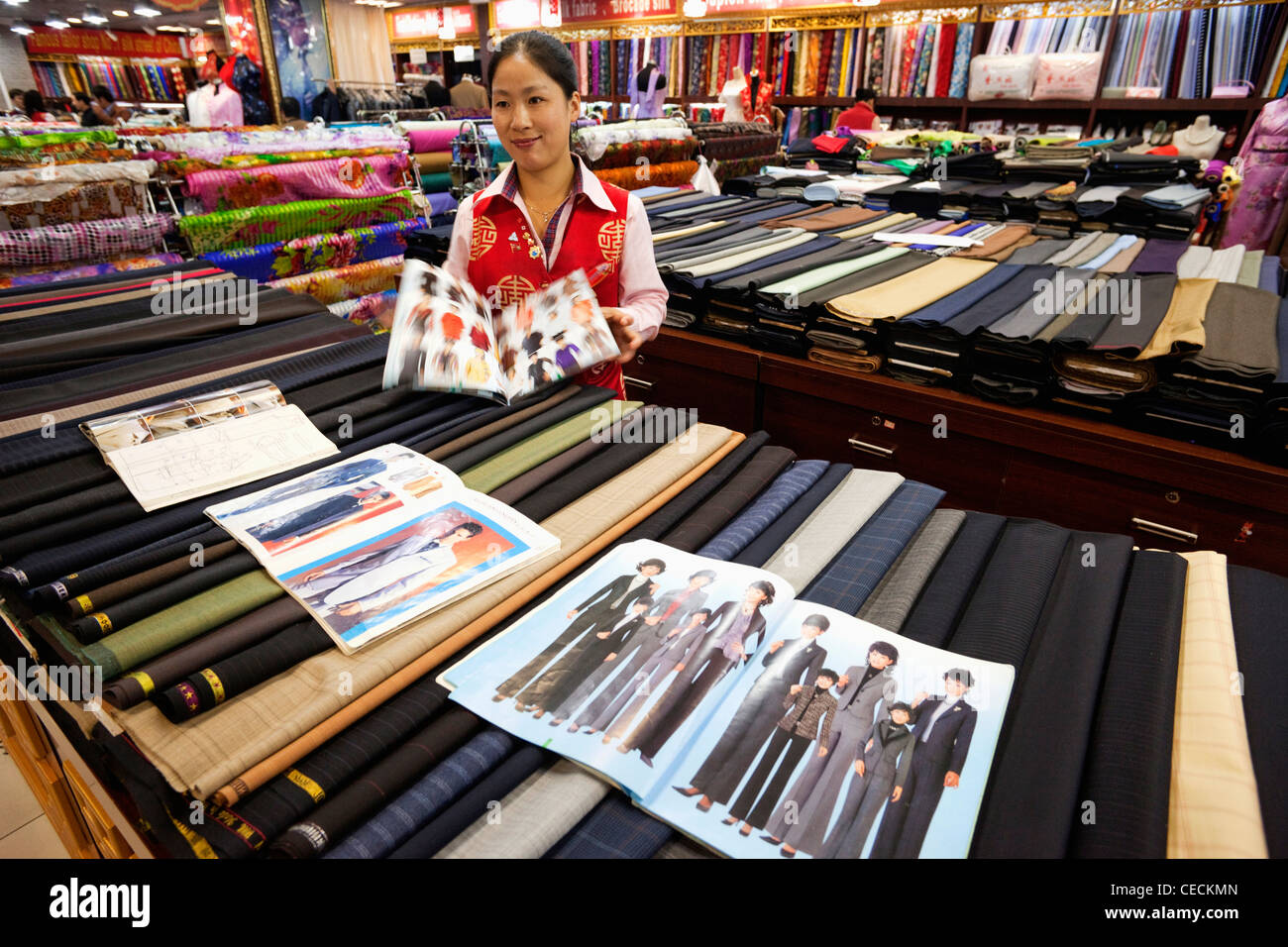 China, Peking, Seidenmarkt, Schneider und Stoff-Shop Stockfoto
