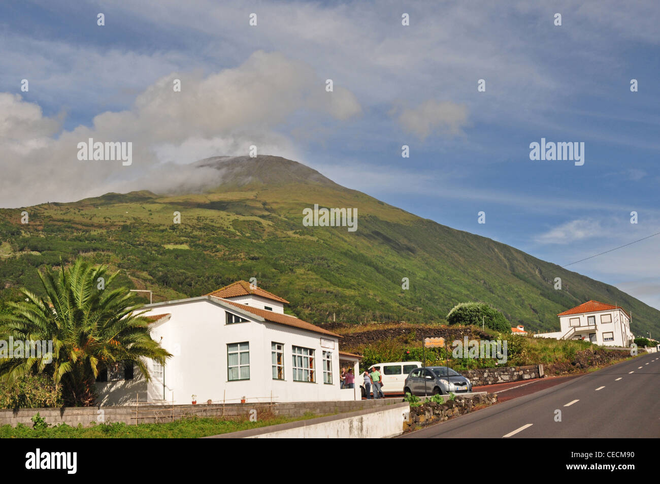 Europa, PORTUGAL, Azoren, Pico, São Mateus, typische Straße mit Mt Pico (höchster Berg in Portugal) hinten Stockfoto