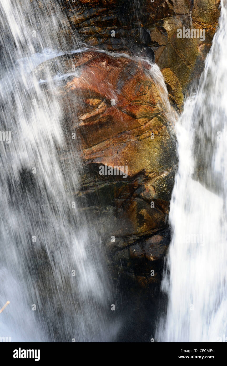 Wasserfall Wasser Natur Detail Flusspark schöne Kaskade Schönheit Landschaft, die im freien Stream transparente Umgebung Felsstürze Stockfoto