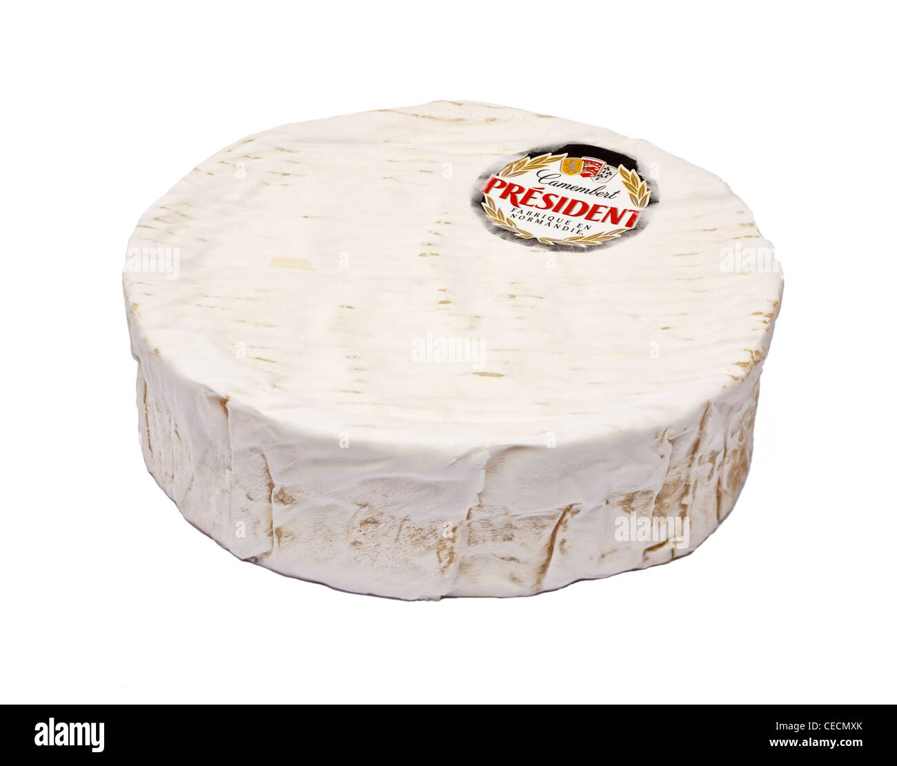 Französischer Camembert Käse auf weißem Hintergrund Stockfoto
